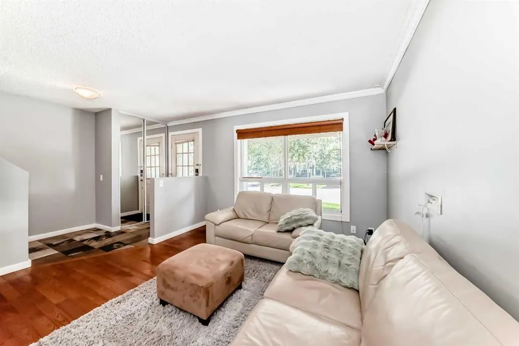 549 Queenston Gardens SE