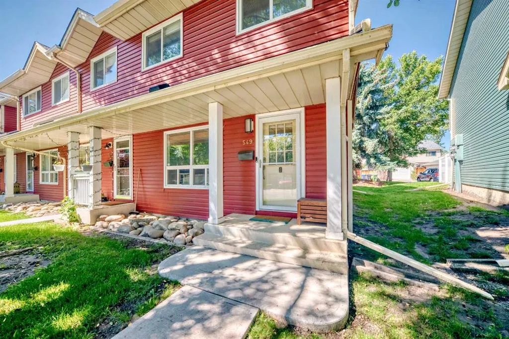 549 Queenston Gardens SE