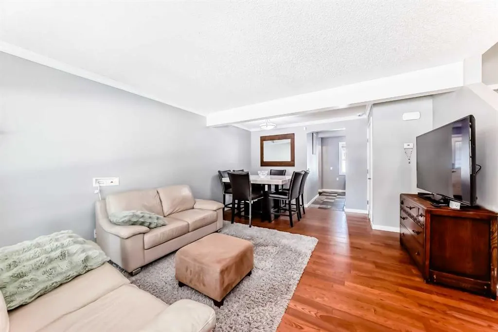 549 Queenston Gardens SE