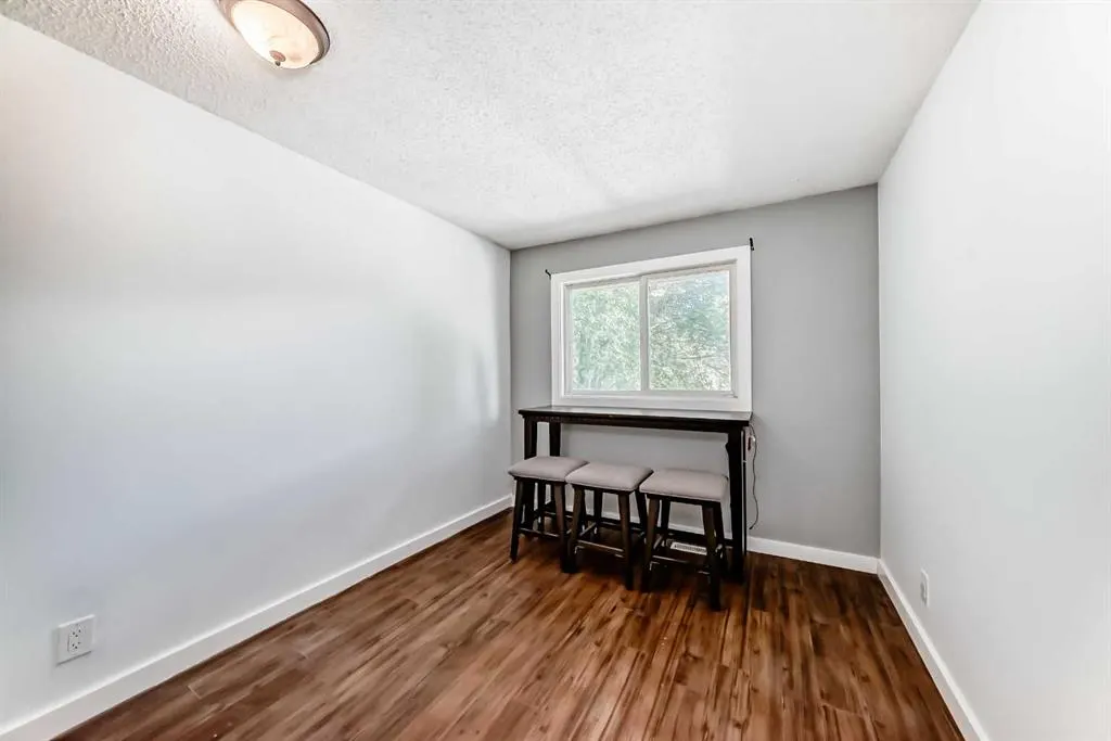 549 Queenston Gardens SE