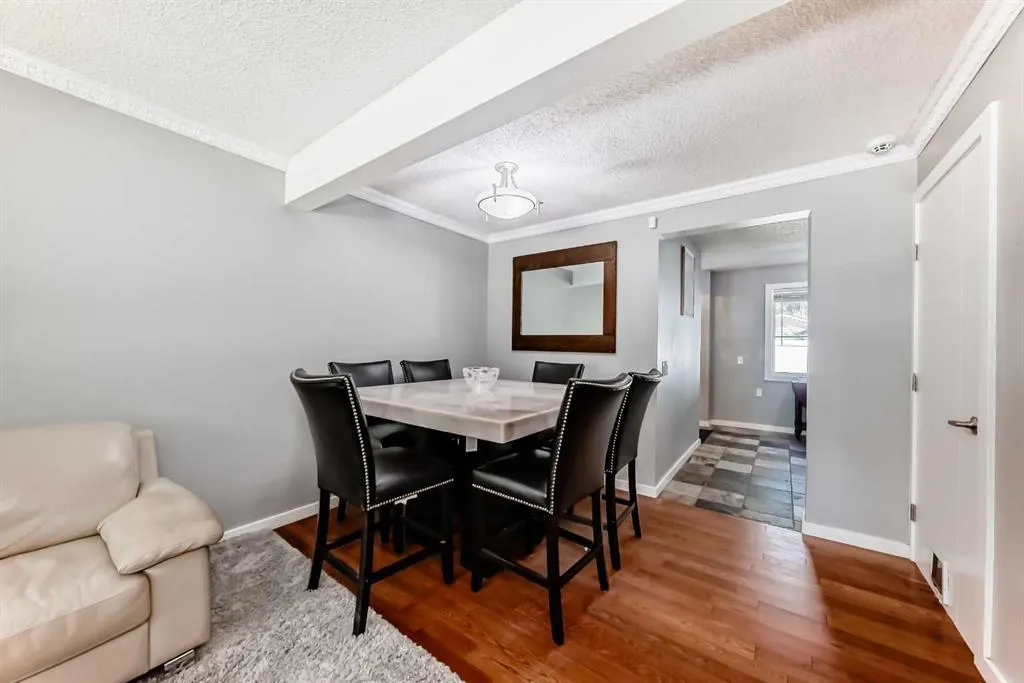 549 Queenston Gardens SE
