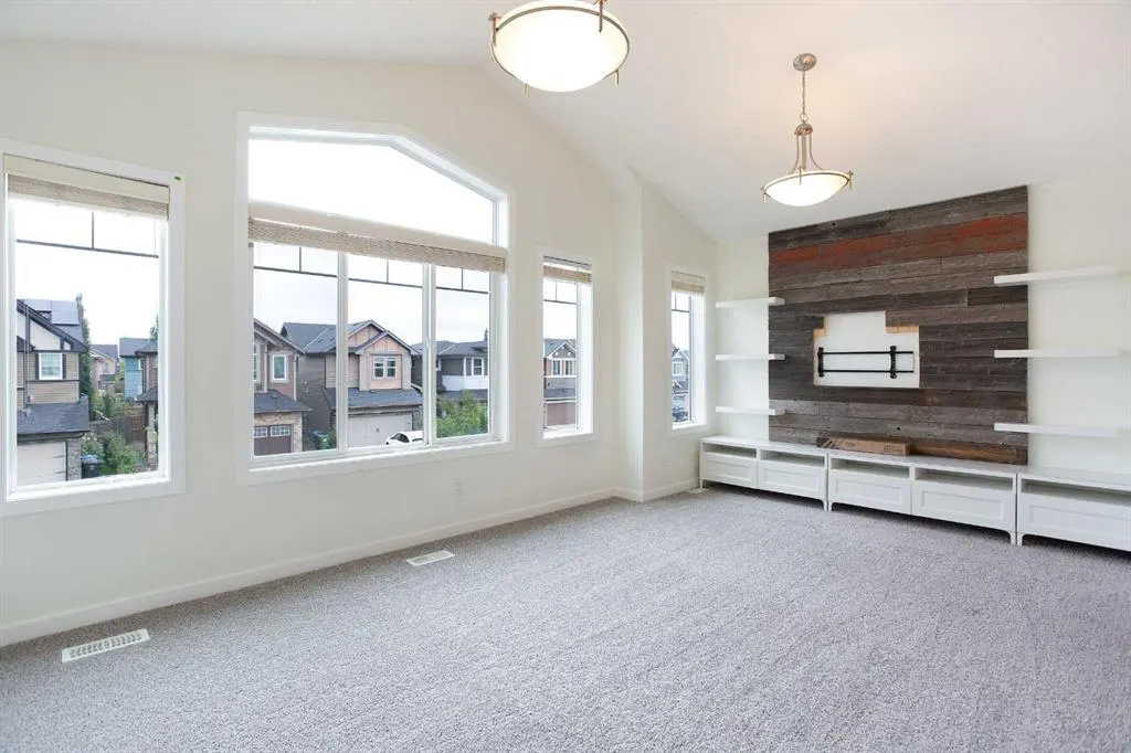 9 Cougar Ridge Rise SW
