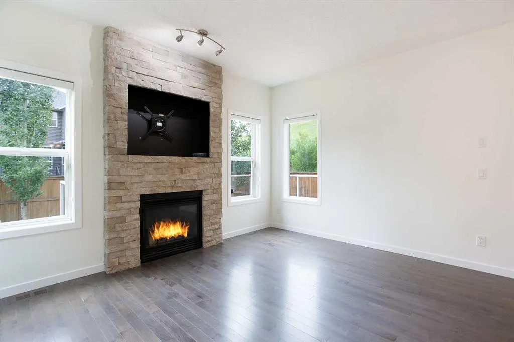 9 Cougar Ridge Rise SW