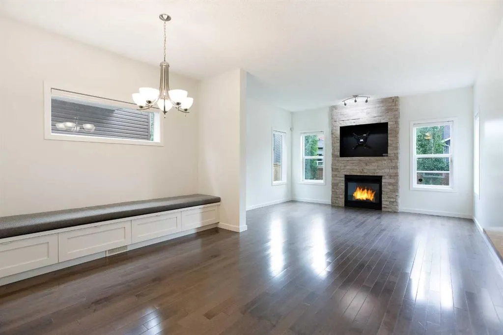 9 Cougar Ridge Rise SW