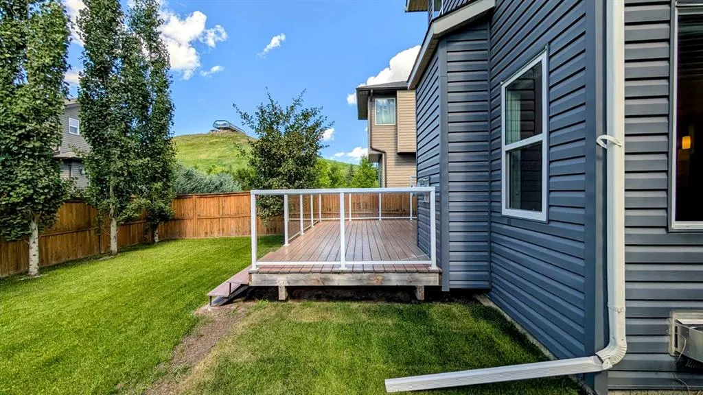 9 Cougar Ridge Rise SW