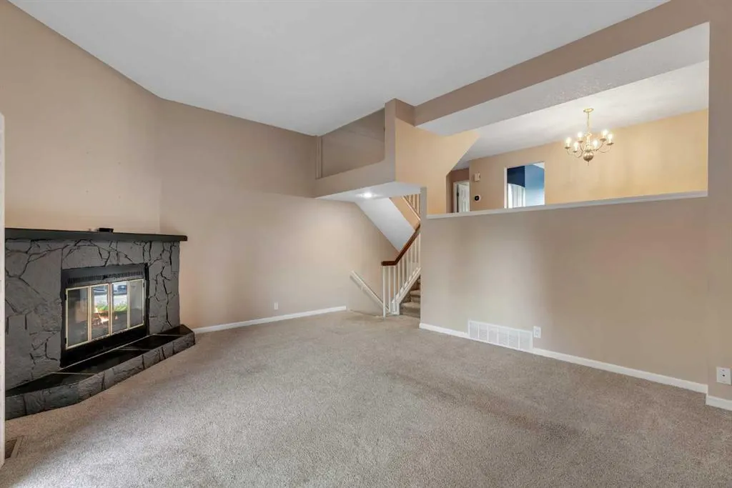 22 Coachway Green SW