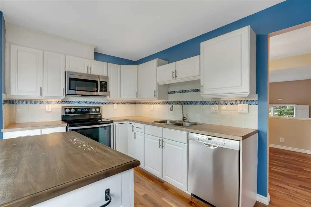 22 Coachway Green SW