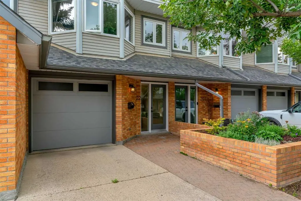 22 Coachway Green SW