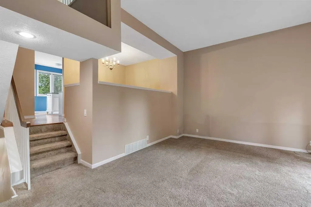 22 Coachway Green SW