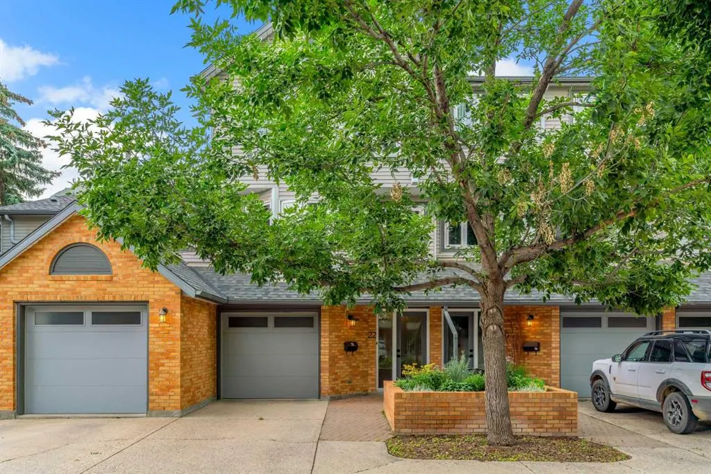 22 Coachway Green SW