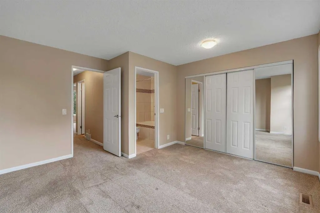 22 Coachway Green SW