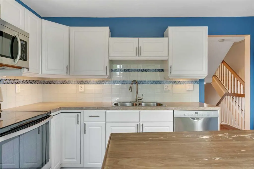 22 Coachway Green SW