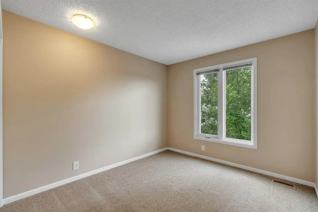 22 Coachway Green SW