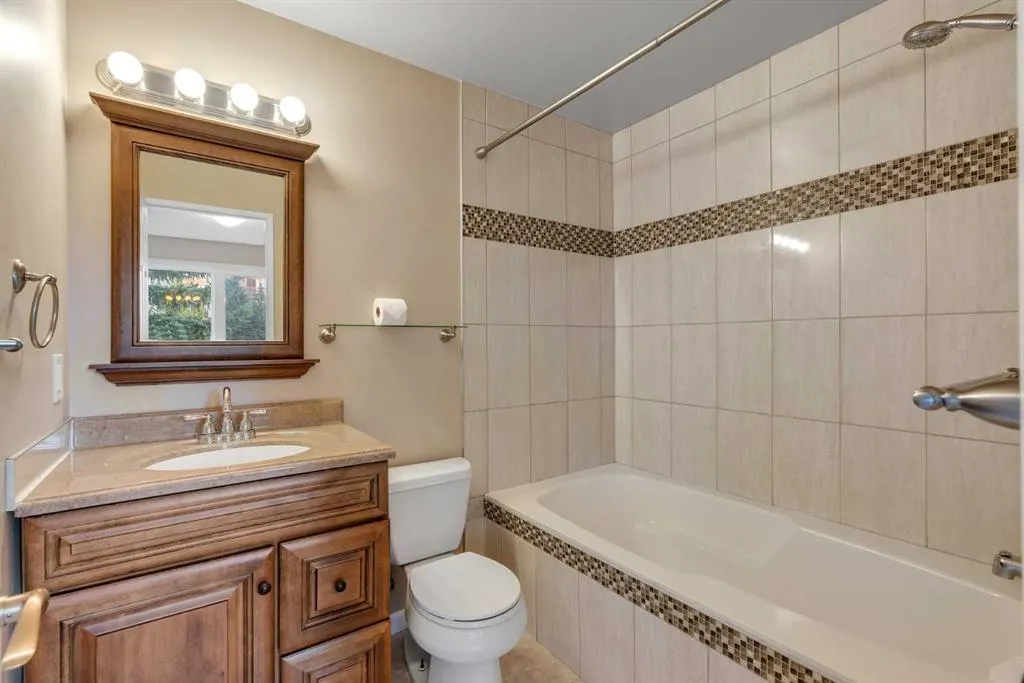 22 Coachway Green SW