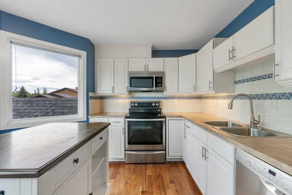 22 Coachway Green SW