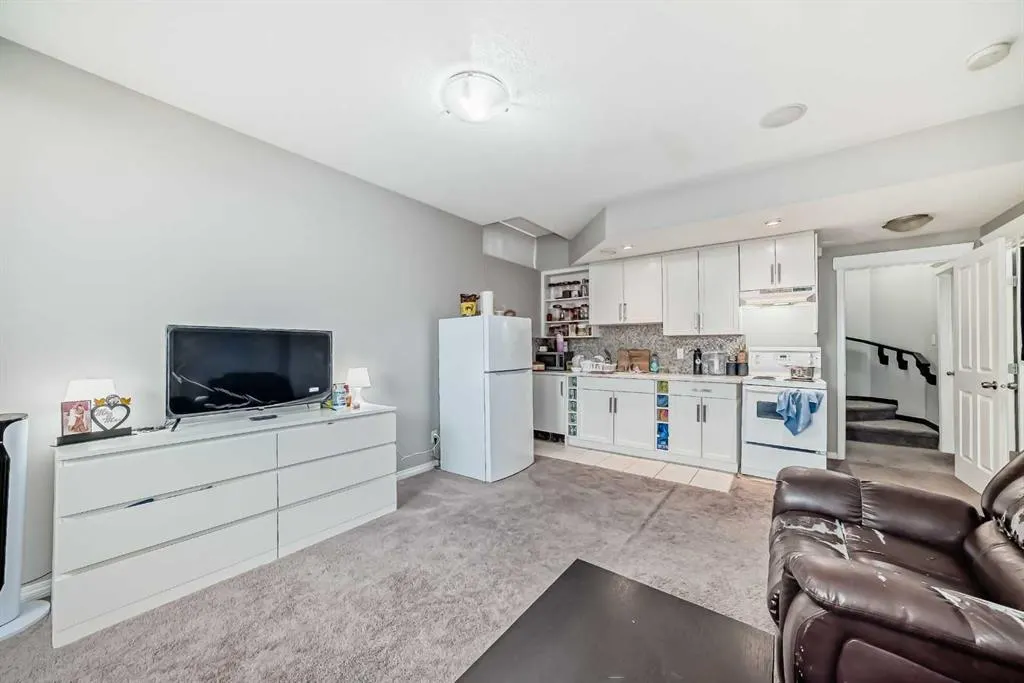 4 Redstone Park NE