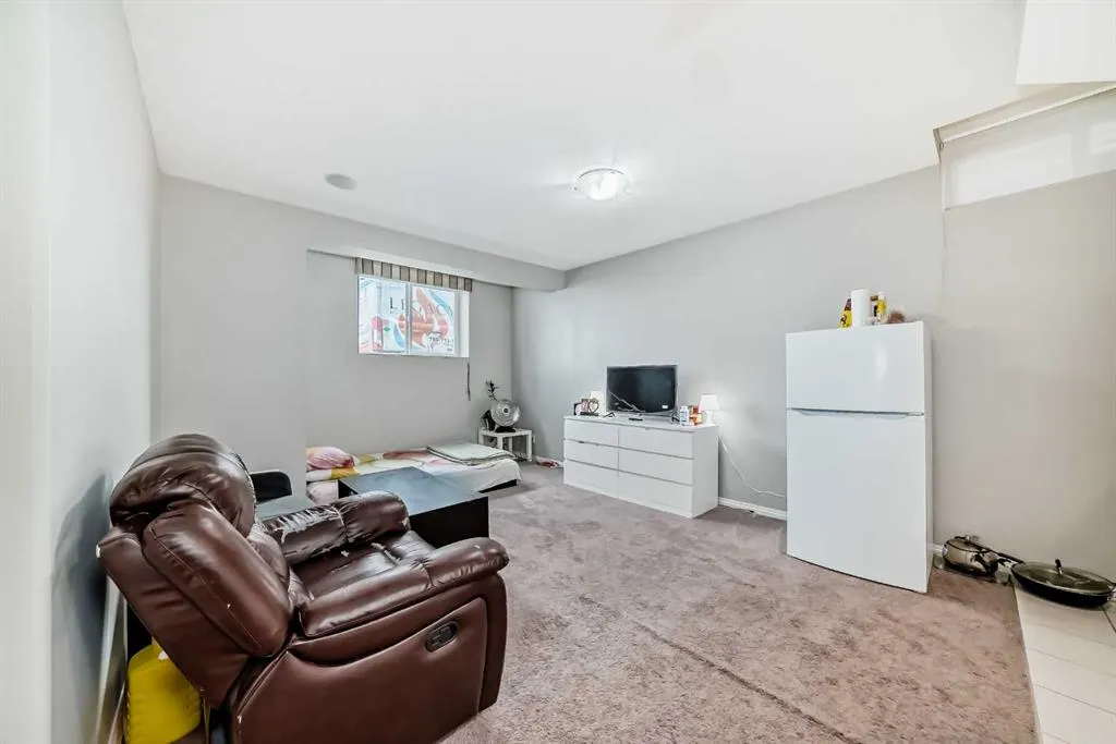 4 Redstone Park NE