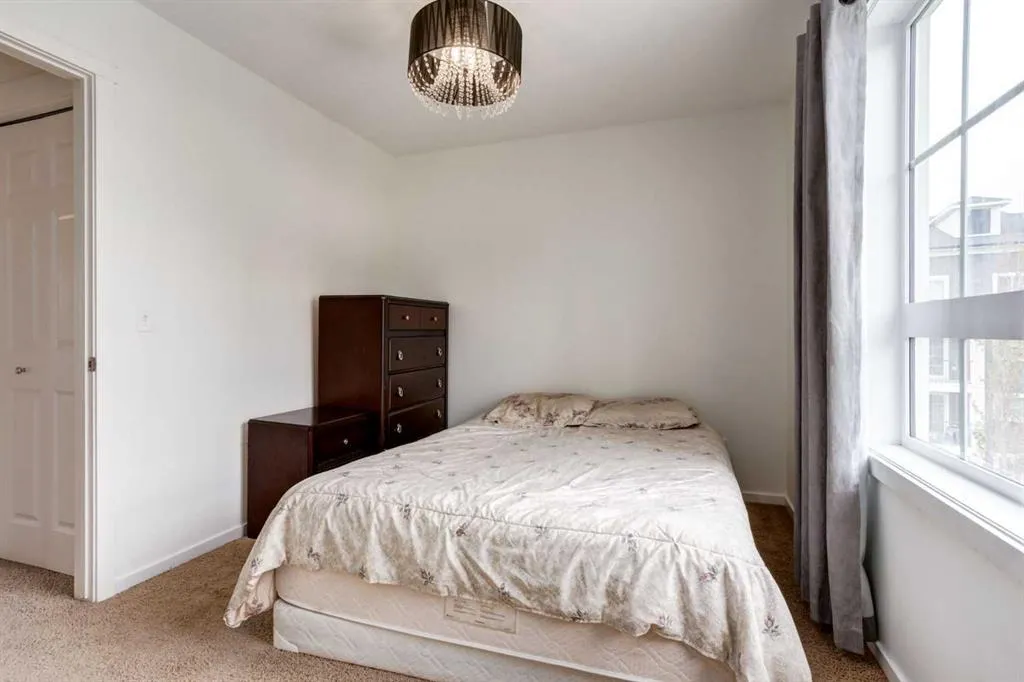 215 Copperpond Common SE