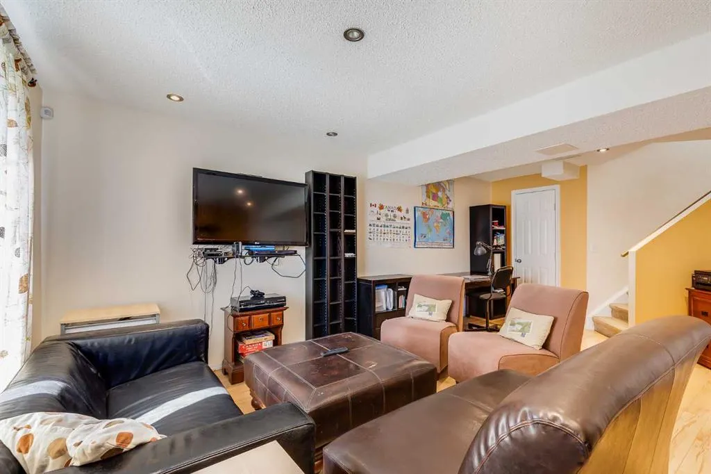 127 Tuscarora Way NW