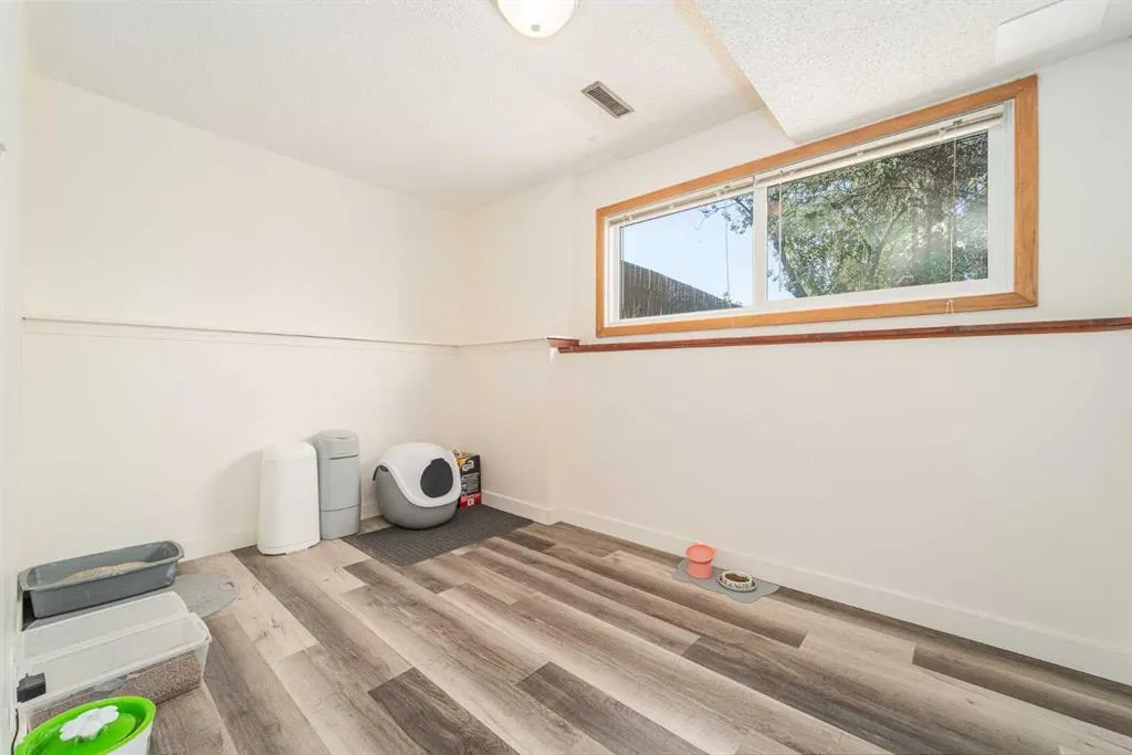 169 Mohawk Road W