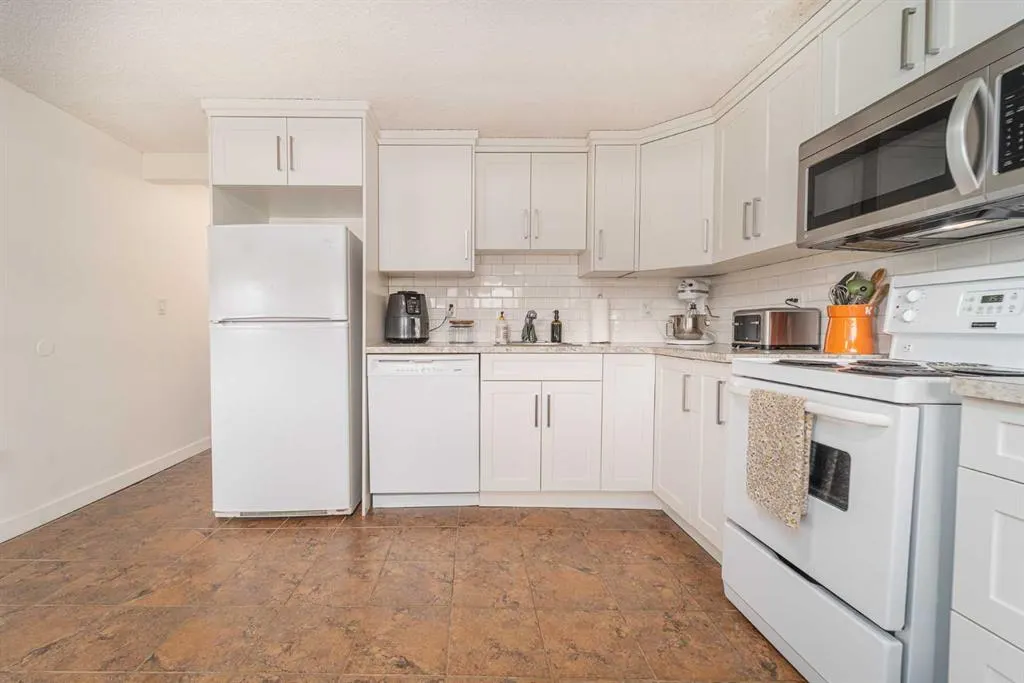 169 Mohawk Road W