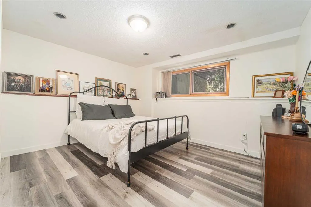 169 Mohawk Road W