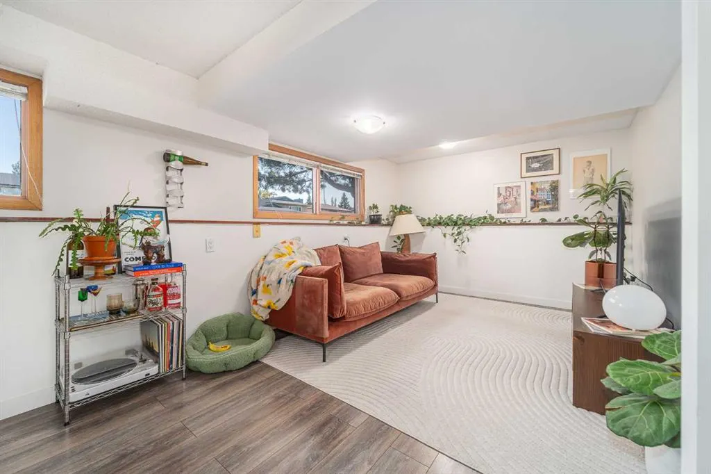 169 Mohawk Road W