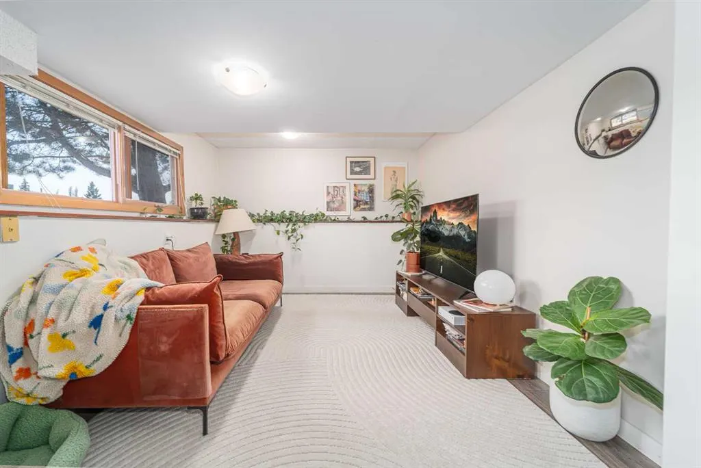 169 Mohawk Road W