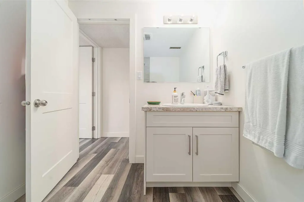 169 Mohawk Road W