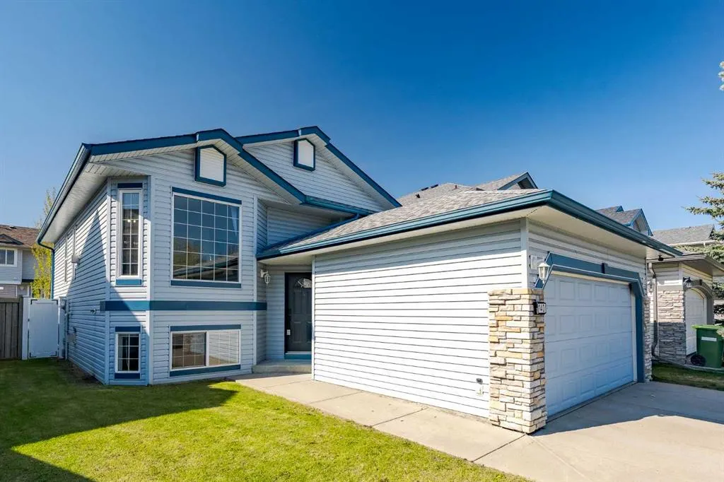 140 Stonegate Close NW