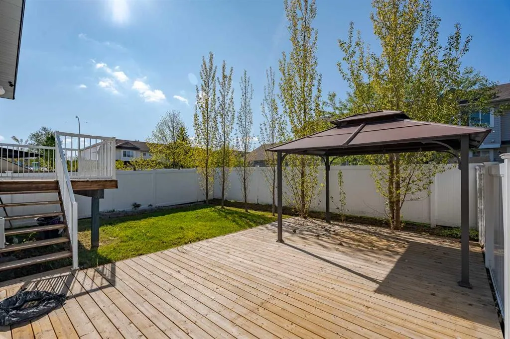 140 Stonegate Close NW