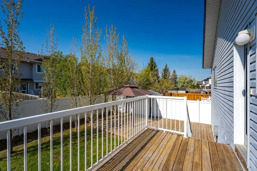 140 Stonegate Close NW