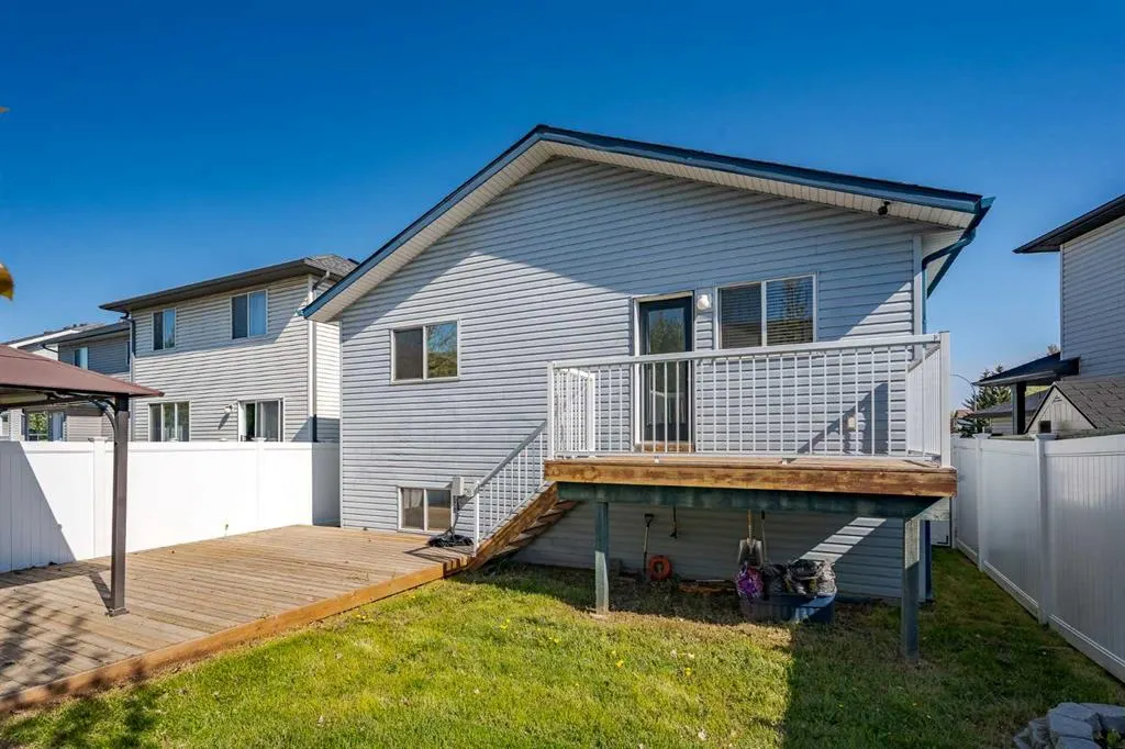 140 Stonegate Close NW