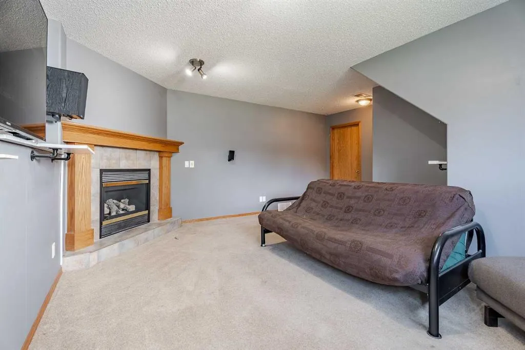 140 Stonegate Close NW
