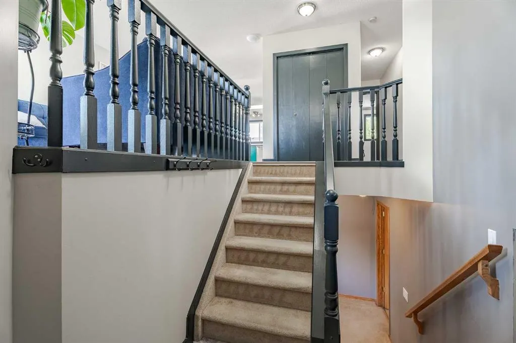 140 Stonegate Close NW