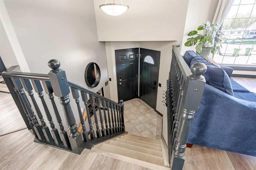 140 Stonegate Close NW