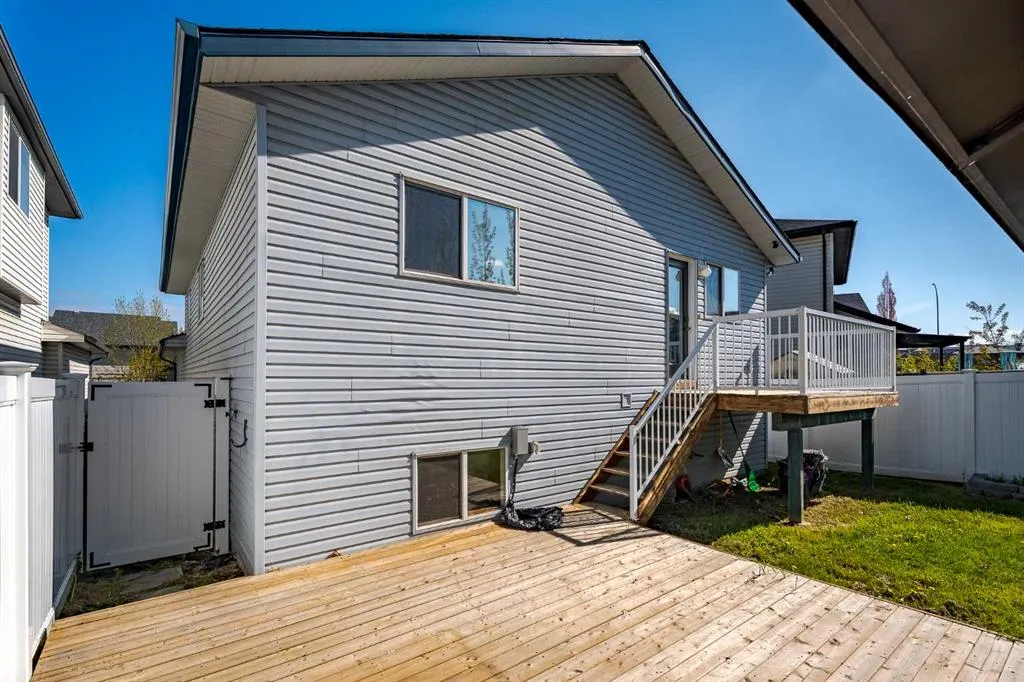 140 Stonegate Close NW