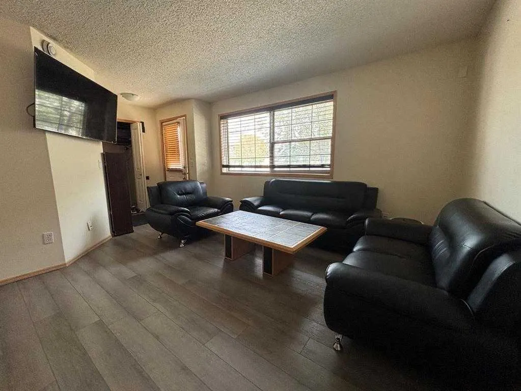 8 Everridge Square SW, #106