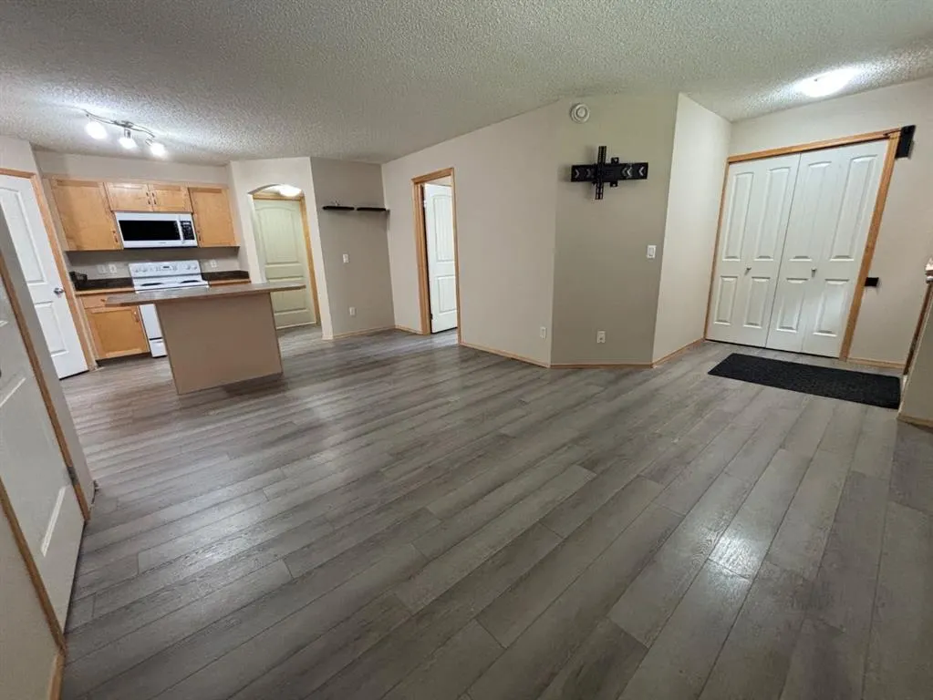 8 Everridge Square SW, #106