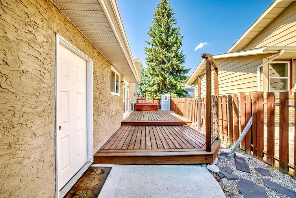 119 Deer Run Close SE