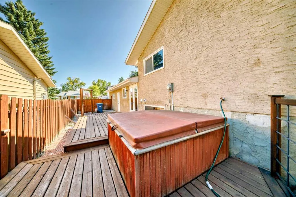 119 Deer Run Close SE