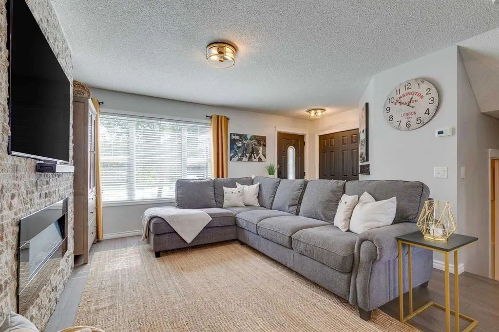 235 Copperfield Heights SE