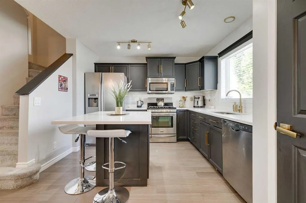 235 Copperfield Heights SE