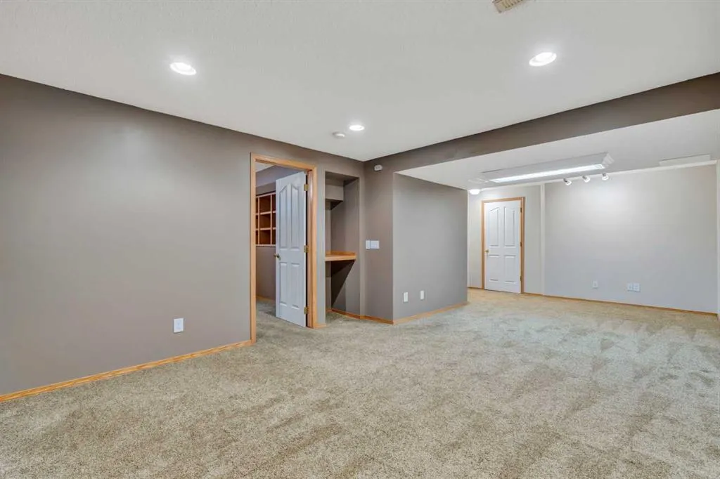 60 Citadel Peak Mews NW
