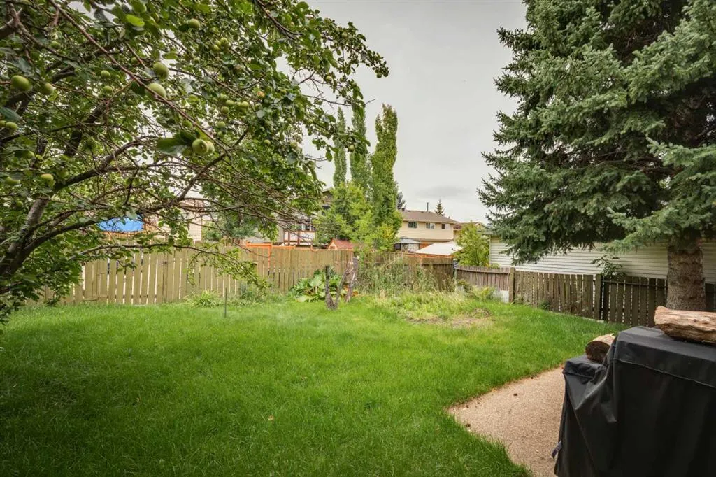 24 Strathcona Close SW