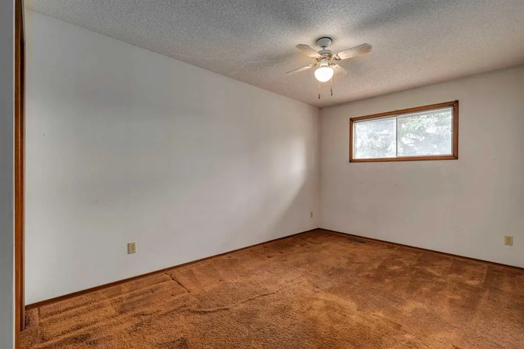 24 Strathcona Close SW