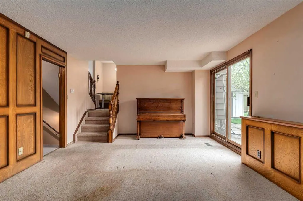 24 Strathcona Close SW