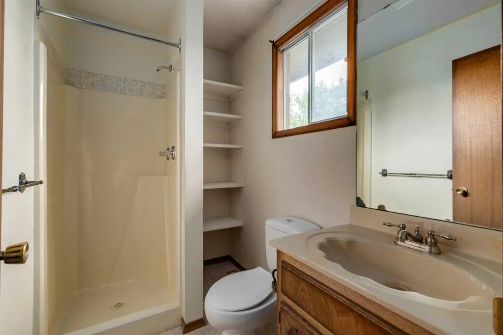 24 Strathcona Close SW