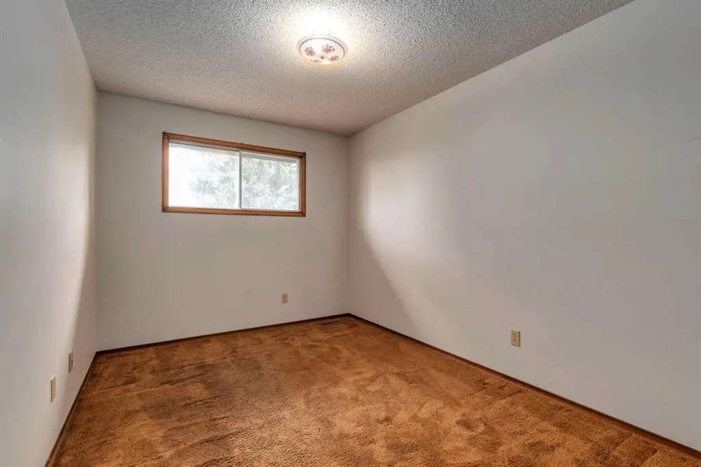 24 Strathcona Close SW