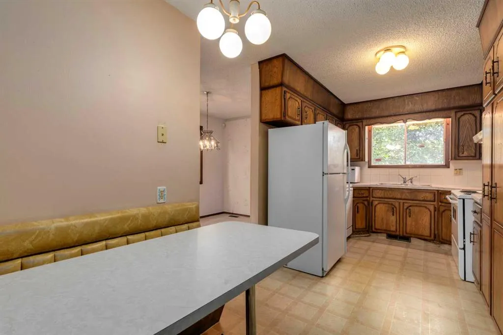 24 Strathcona Close SW